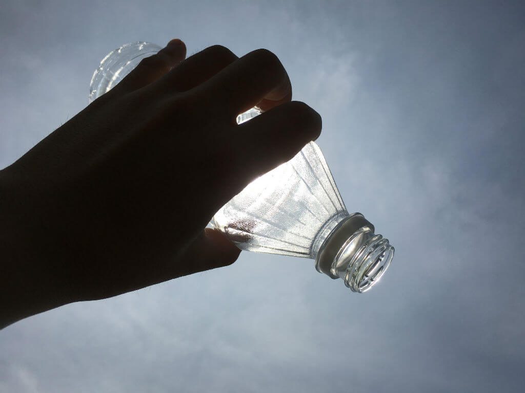 garrafa sem água contra o sol