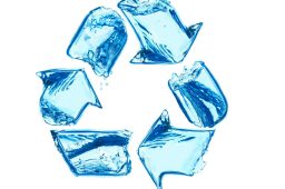 simbolo de reciclagem feito com agua