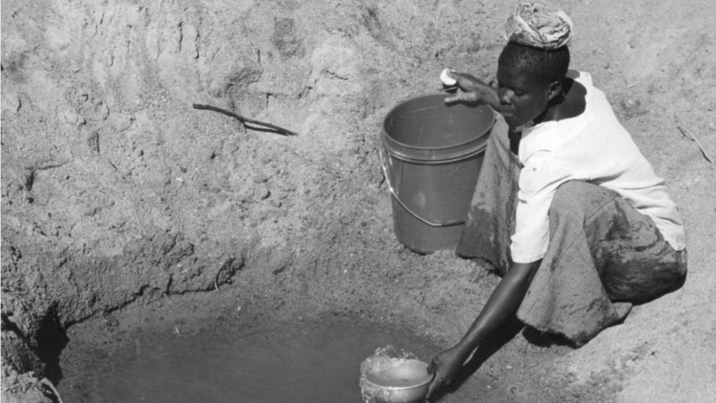 mulher busca agua poço universalização