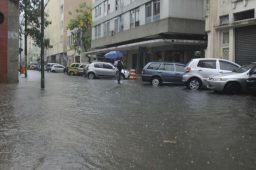 Em 12 horas, chove 33% do volume esperado para todo mês no Rio de Janeiro