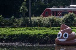 Emoji inflável de cocô flutua no rio Pinheiros em campanha por limpeza do rio