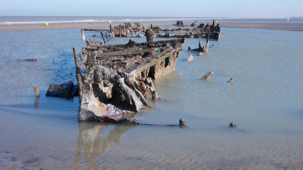 Barco abandonado no mar. Crédito: PxHere