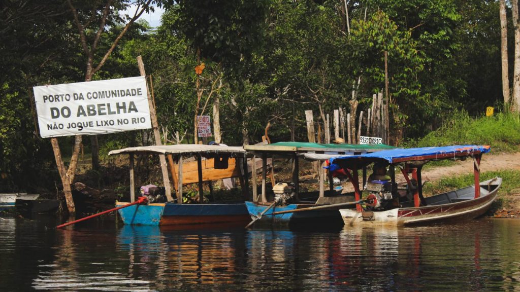 Barco em rio da Amazônia. Crédito: Nayani Teixeira/Unsplash