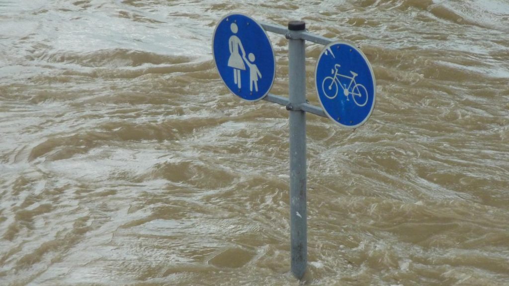 Placa de pedestre sob enchente. Crédito: PxHere